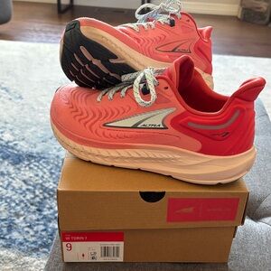 Altra Torin 7 Women's Shoes - Coral and Crimson